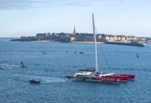 L'Ultim IDEC SPORT-CIC devant les remparts de Saint-Malo