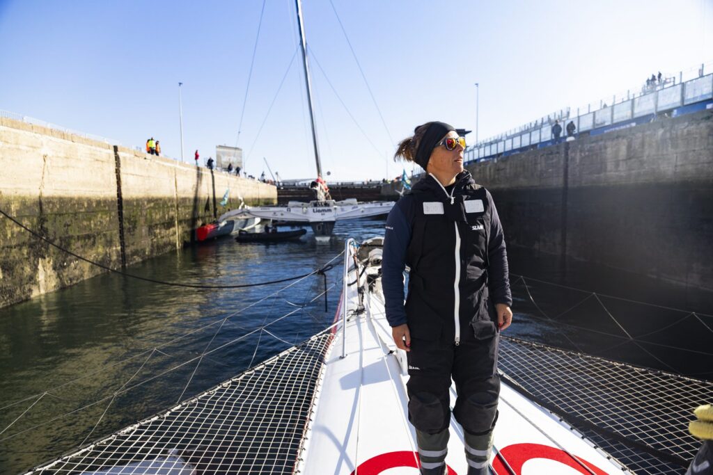 Alexia Barrier sur l'étrave du maxi-trimaran à l'entrée du port de Saint-Malo
