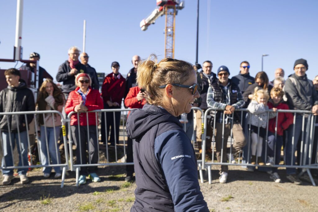 Alexia Barrier accueillie par le public sur le quai à Saint-Malo