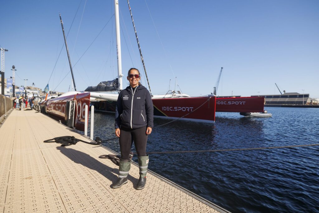 Alexia Barrier sur le ponton devant l'Ultim IDEC SPORT-CIC à Saint-Malo
