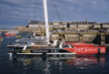 L'Ultim IDEC SPORT-CIC à quai devant les remparts de Saint-Malo